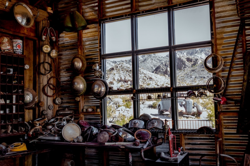 cordonnerie-ISOLA-min_shop_window_part_junk_abandoned-138873